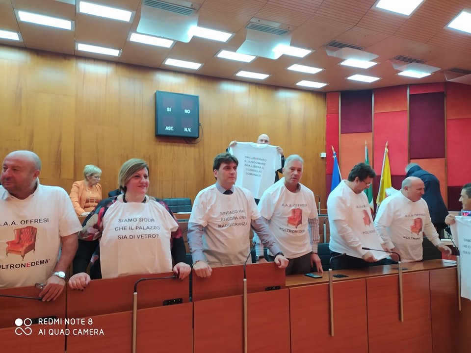 Napoli, salta il consiglio per colpa delle poltrone: l’opposizione presenta mozione di sfiducia