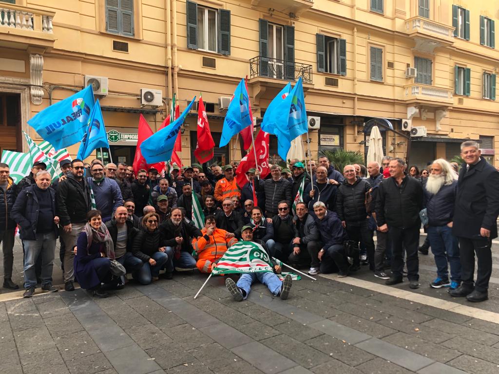 Campania, operai edili in piazza: aprite i cantieri