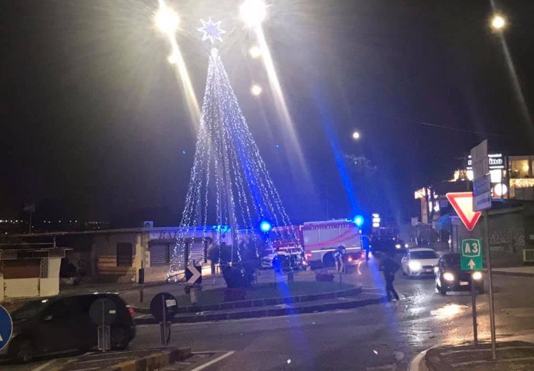 Ercolano, luminarie pericolanti per il forte vento: traffico in tilt
