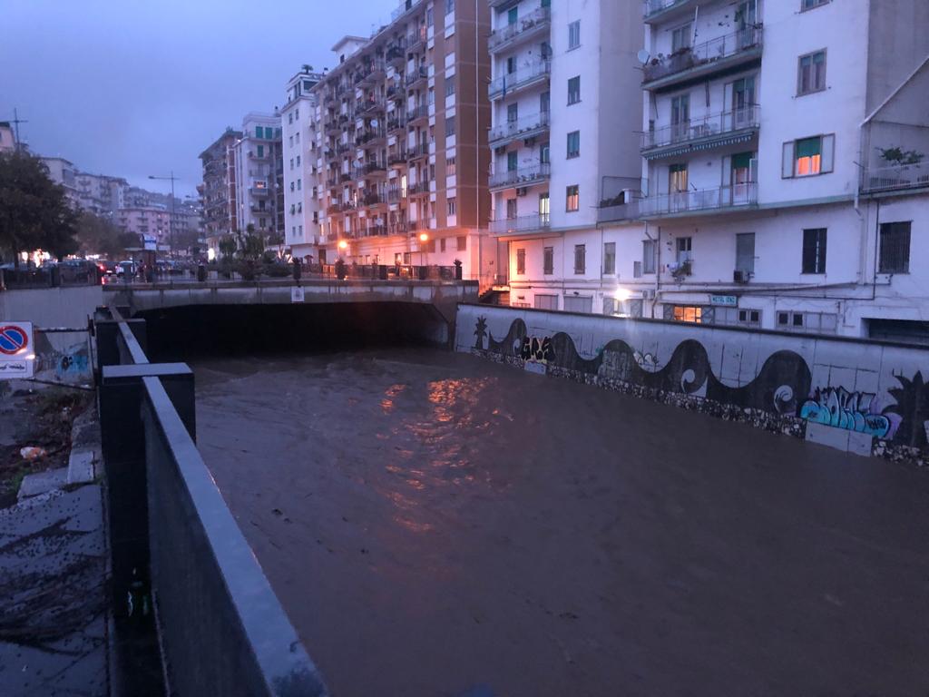 Il fiume Irno si trasforma in un fiume di fango