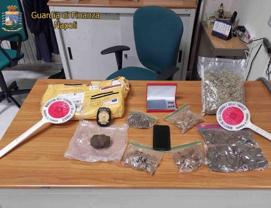 Napoli, operazione Guardia di Finanza: colpo a spaccio droga tramite Internet, 1 arresto e 1 denuncia