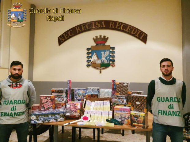 Napoli, finanzieri sequestrano 430 fuochi d’artificio irregolari