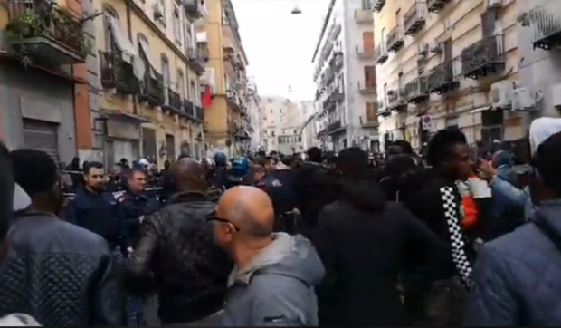 Napoli, quartiere Vasto: sparatoria tra la folla, ferito un migrante