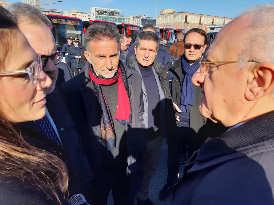 Napoli, “schiaffone” a de Magistris: De Luca consegna nuovi bus a pochi metri dal Municipio