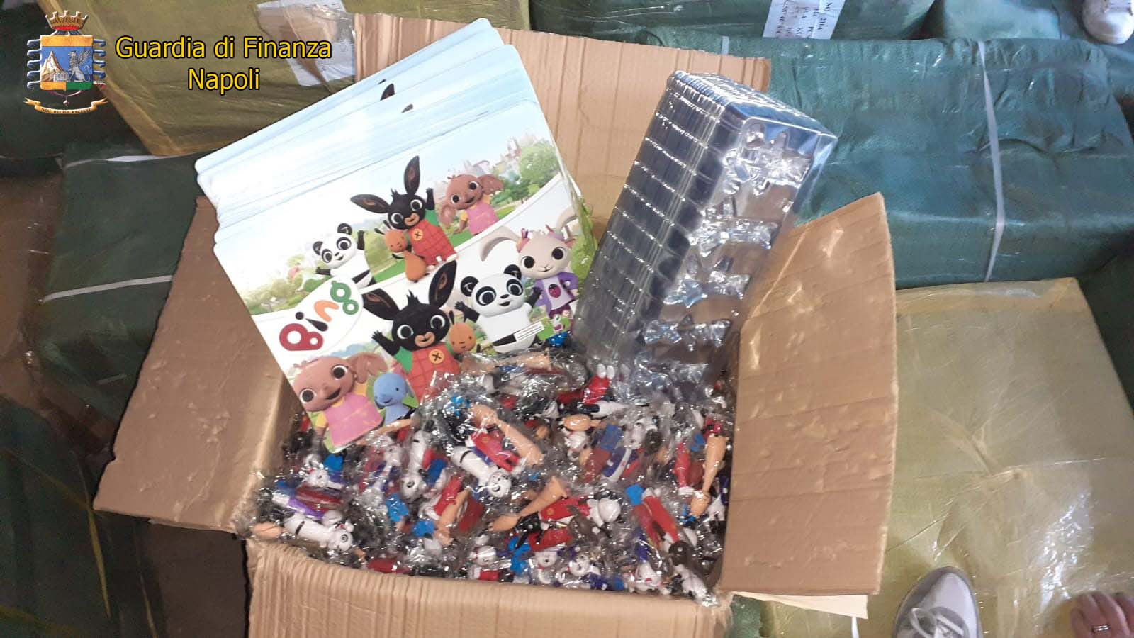 Napoli, operazione “Baschi Verdi”: maxi sequestro di 430 mila tra orologi e giocattoli contraffatti