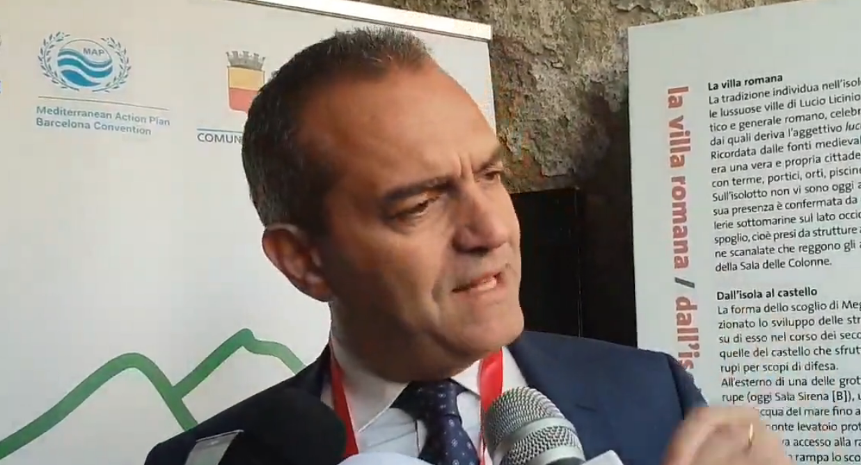 Napoli, emergenza rifiuti: de Magistris gioca allo scaricabarile