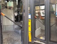 Napoli, parcheggia davanti a fermata: esce e spacca vetro del filobus