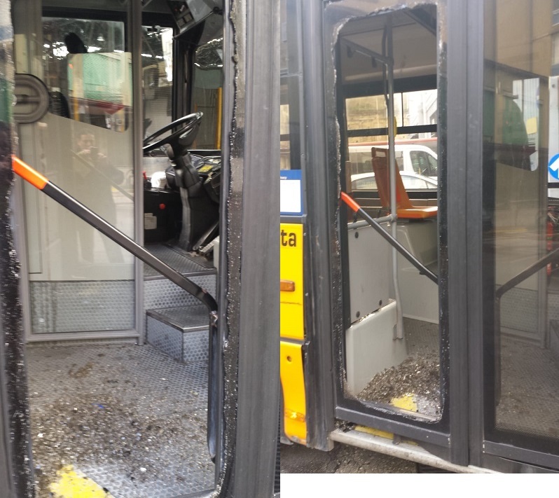 Napoli, parcheggia davanti a fermata: esce e spacca vetro del filobus