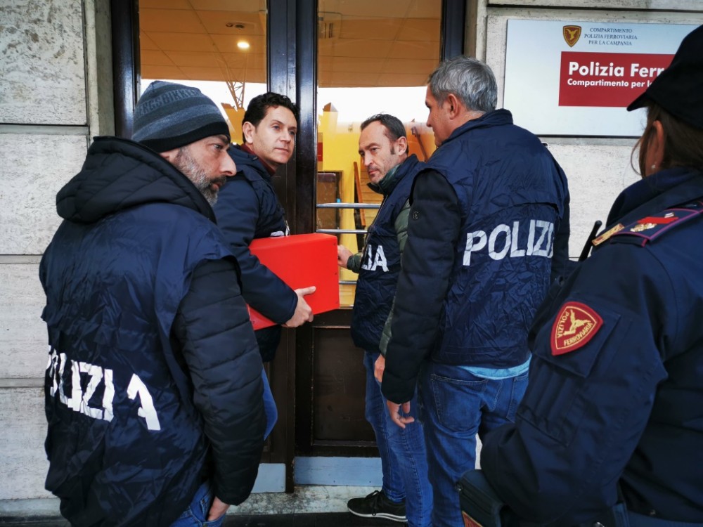 Napoli, Circumvesuviana: Polfer smantella banda di borseggiatori, 8 arresti