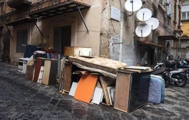 Napoli, denuncia a Materdei: “Cumuli di rifiuti da oltre 2 mesi, tanfo irrespirabile”