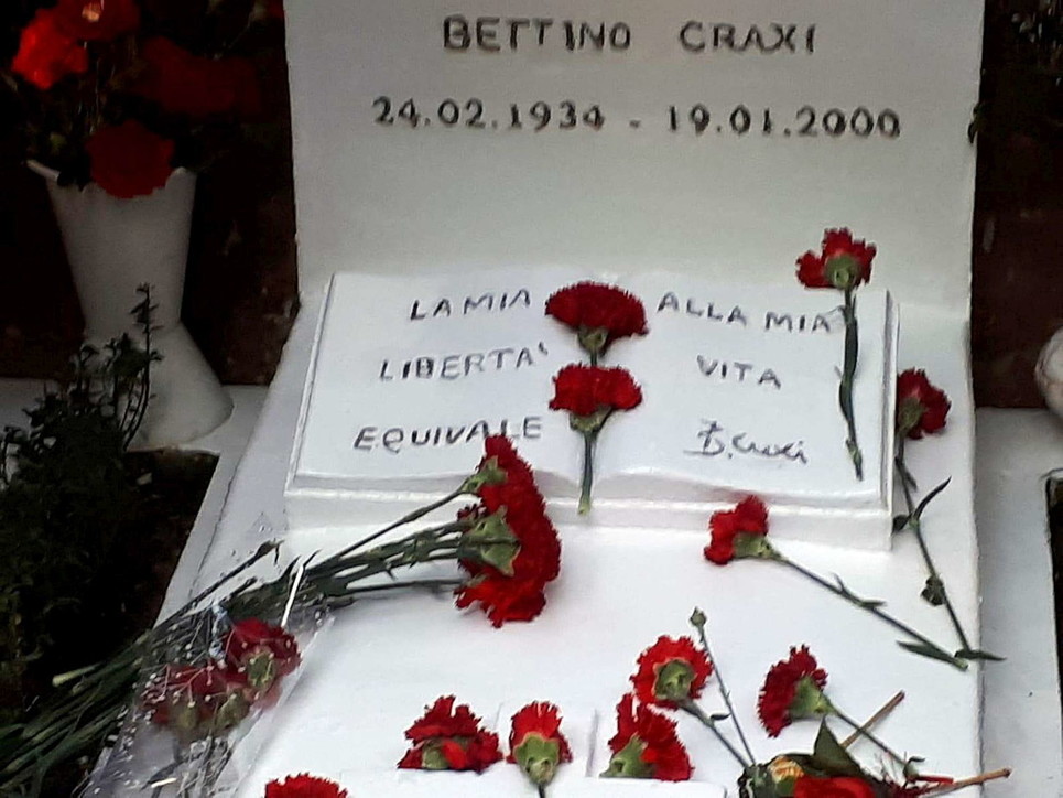 Mille socialisti sulla tomba di Craxi