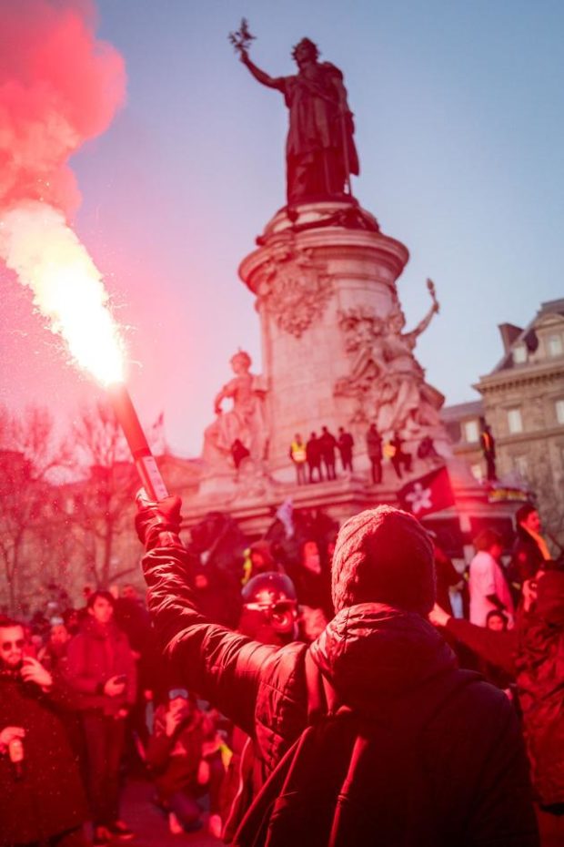 Francia, 150 mila in piazza contro la riforma delle pensioni: il governo inizia a cedere