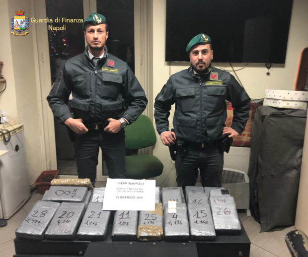 Napoli, la guardia di finanza sequestra 33 chilogrammi di cocaina: un arresto