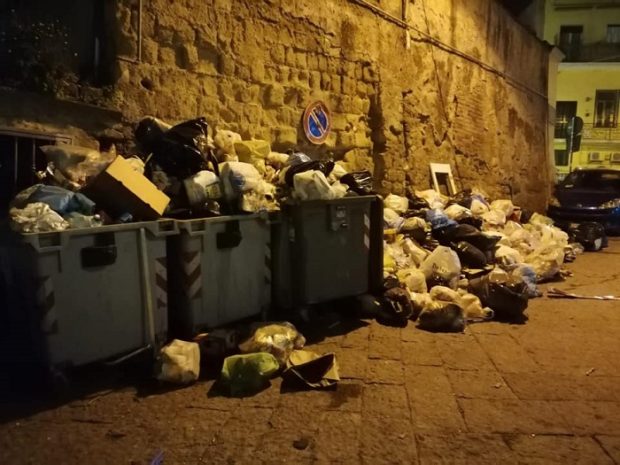 Cumuli di rifiuti a Napoli, sos da Posillipo: “Salute a rischio”
