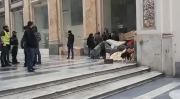 De Magistris si comporta come Salvini: cacciati i senzatetto dalla Galleria Umberto