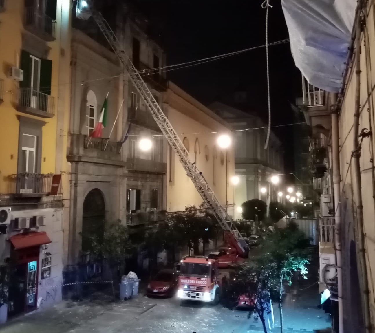Napoli, calcinacci giù in via Duomo: 3 ragazze salve d’un soffio