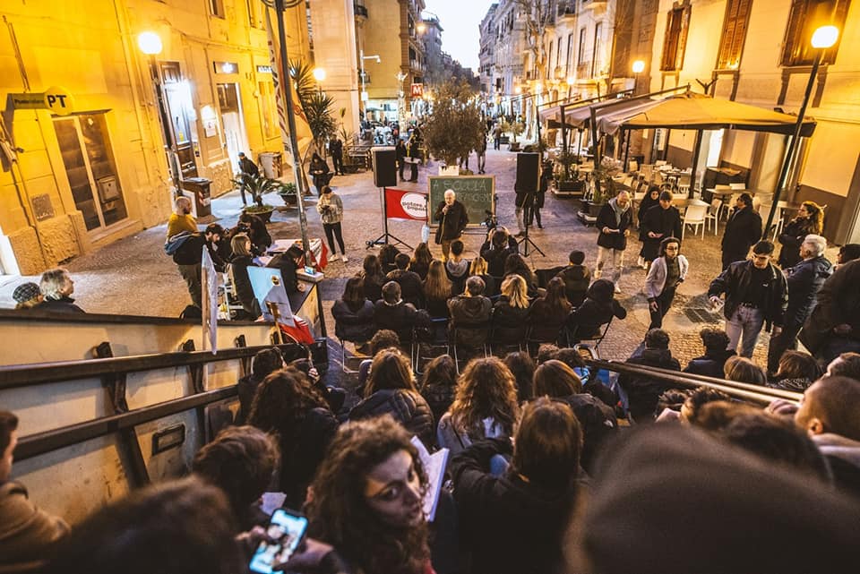 Napoli, la bella politica di Potere al Popolo: studiare la Storia in piazza con il prof Aragno