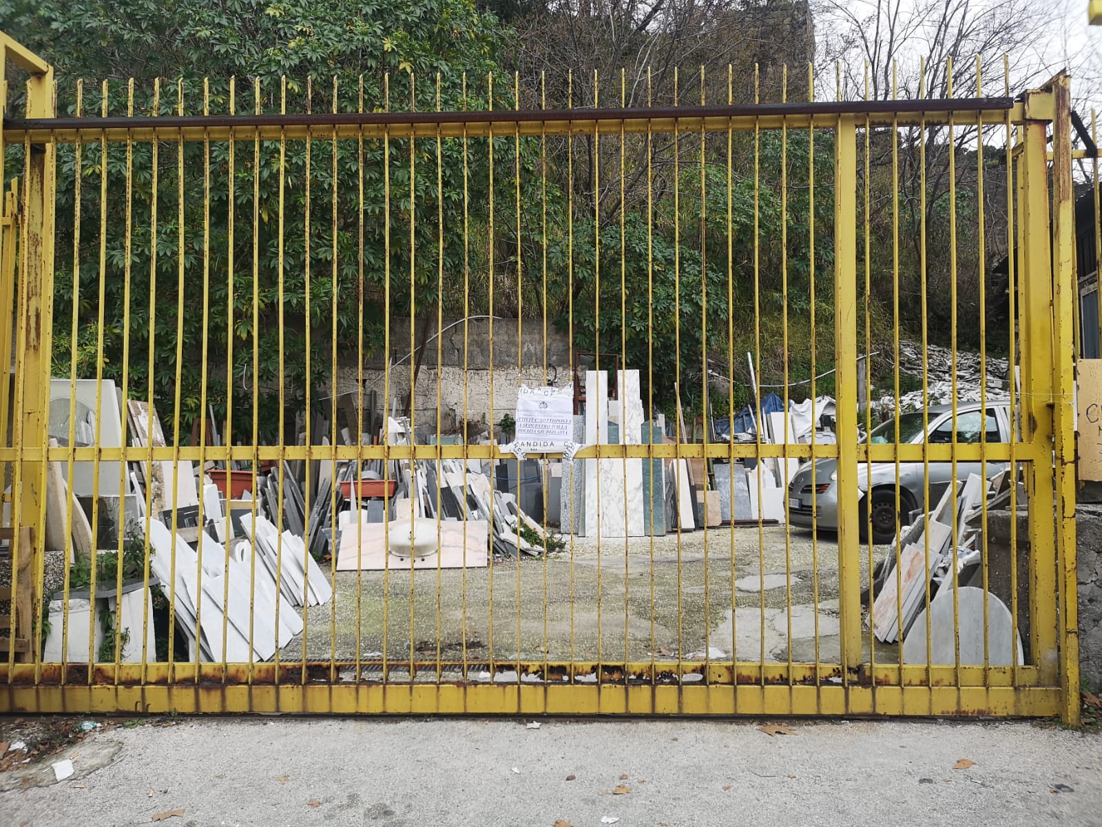 Napoli, polizia municipale sequestra fabbrica abusiva lavorazione marmi