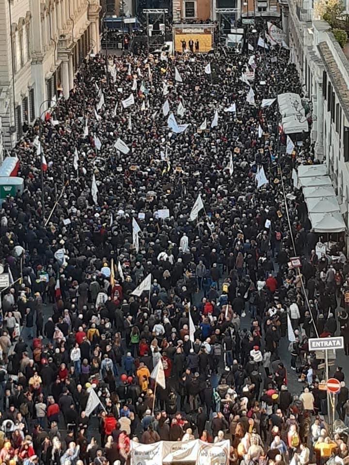 M5s, l’orgoglio dei 10 mila:”non toccate le nostre leggi”