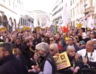 Vergogna vitalizi: in migliaia protestano a Roma