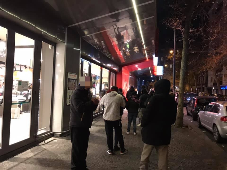 Napoli, ore 1.40: assalto al supermercato