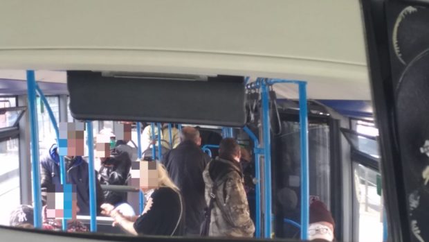 Coronavirus, a Napoli in 40 sull’autobus: sos sindacato
