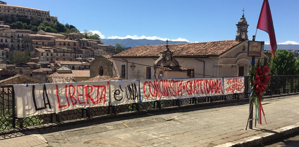 25 aprile di lotta per il reddito, stop bollette e affitti (le foto)
