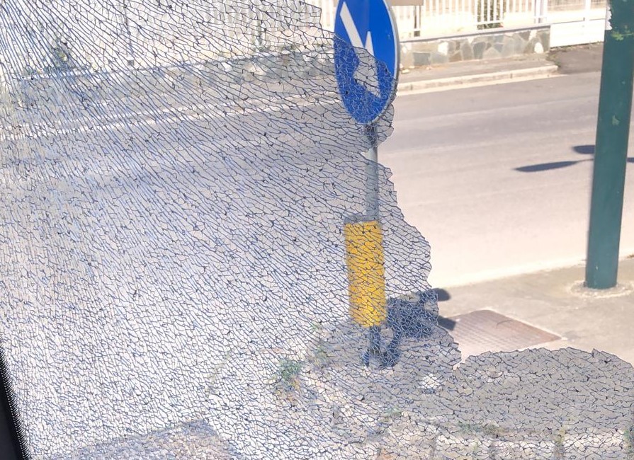 Napoli, la quarantena non ferma i vandali: autobus danneggiato a Ponticelli