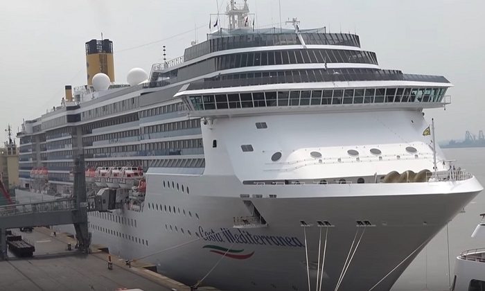 Nave Costa sbarca a Napoli, è scontro sull’ok di De Luca