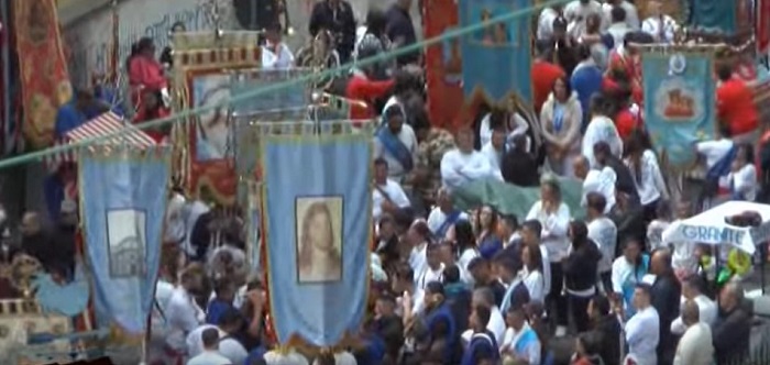 De Luca mette in quarantena la Pasqua: stop a riti pubblici e processioni religiose