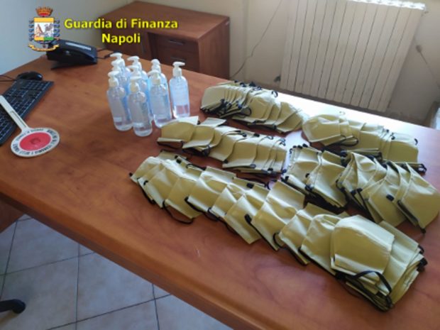 Napoli, finanzieri sequestrano 5700 confezioni igienizzanti e mille mascherine