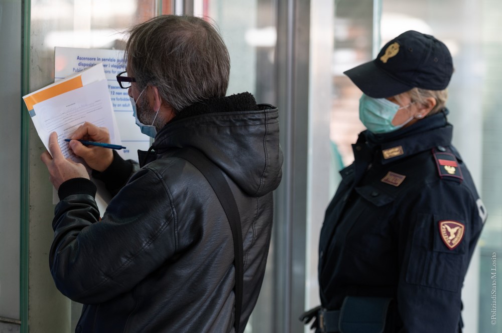 Passeggiate sì o no? In Campania le forze dell’ordine seguono De Luca, non il Viminale