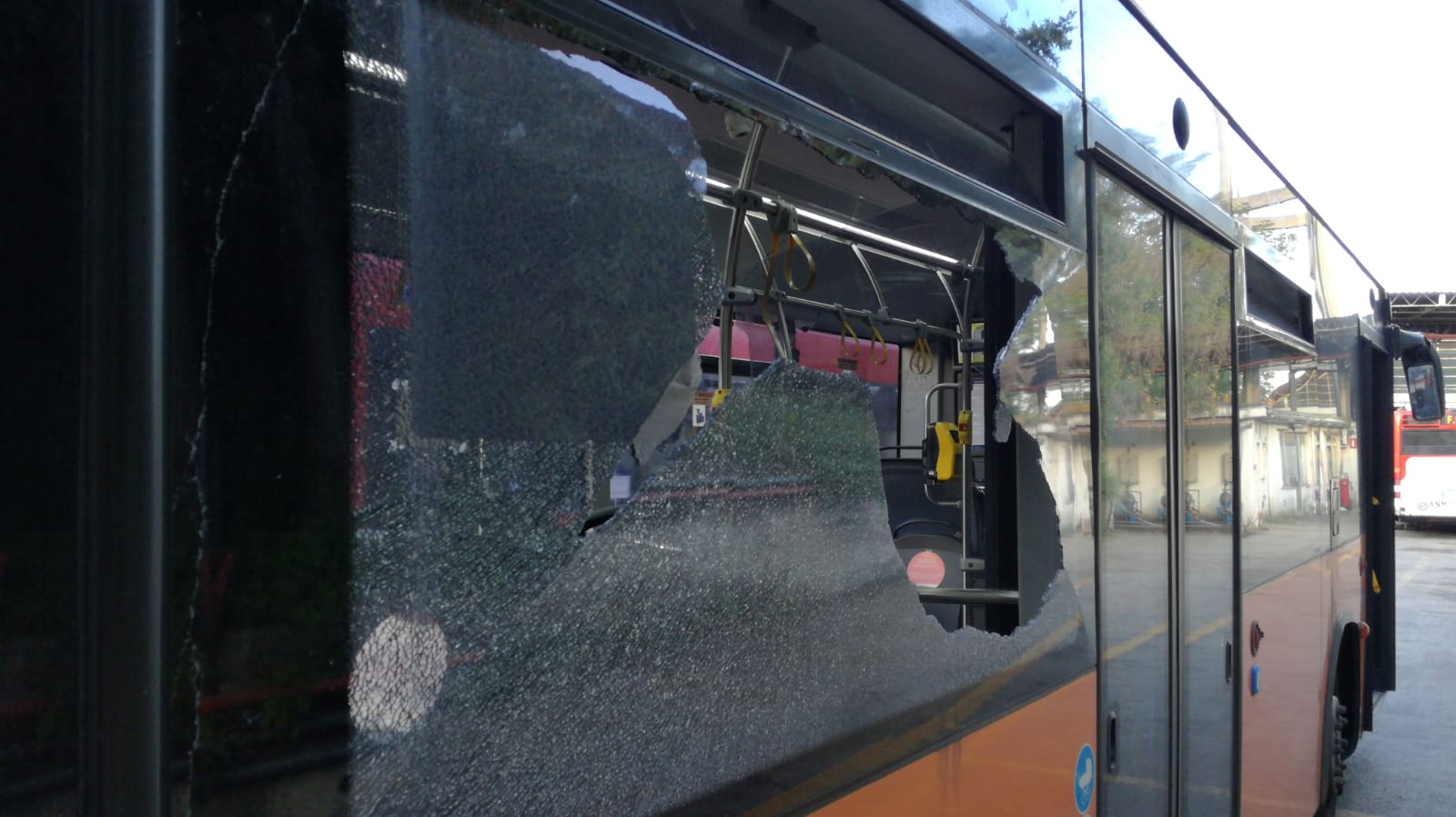 Casoria, sassaiola contro autobus: vetro in pezzi