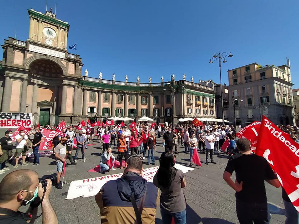 Napoli, 500 in piazza: “la crisi è vostra non la pagheremo”. Scontri con la polizia