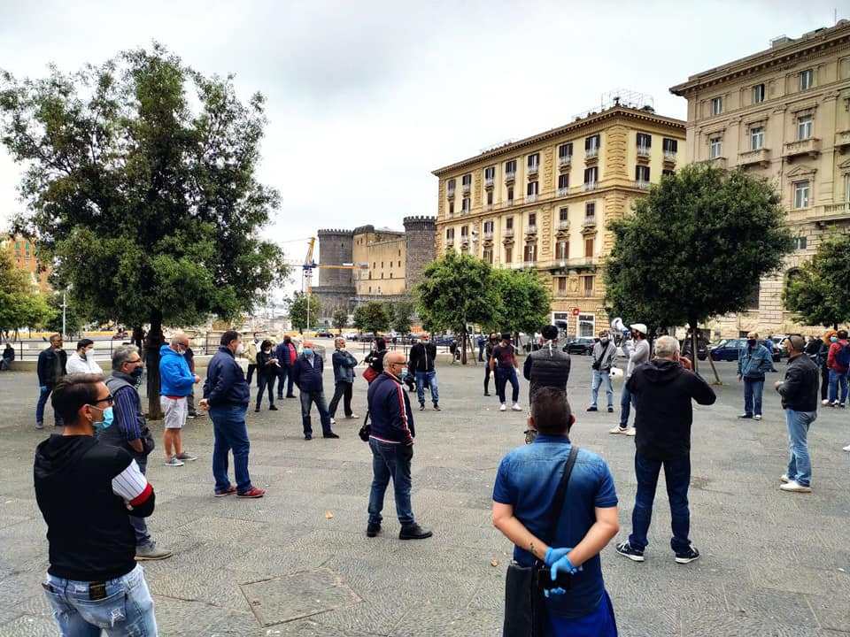 Napoli, disoccupati in piazza: “Vogliamo il pane ed anche le rose”