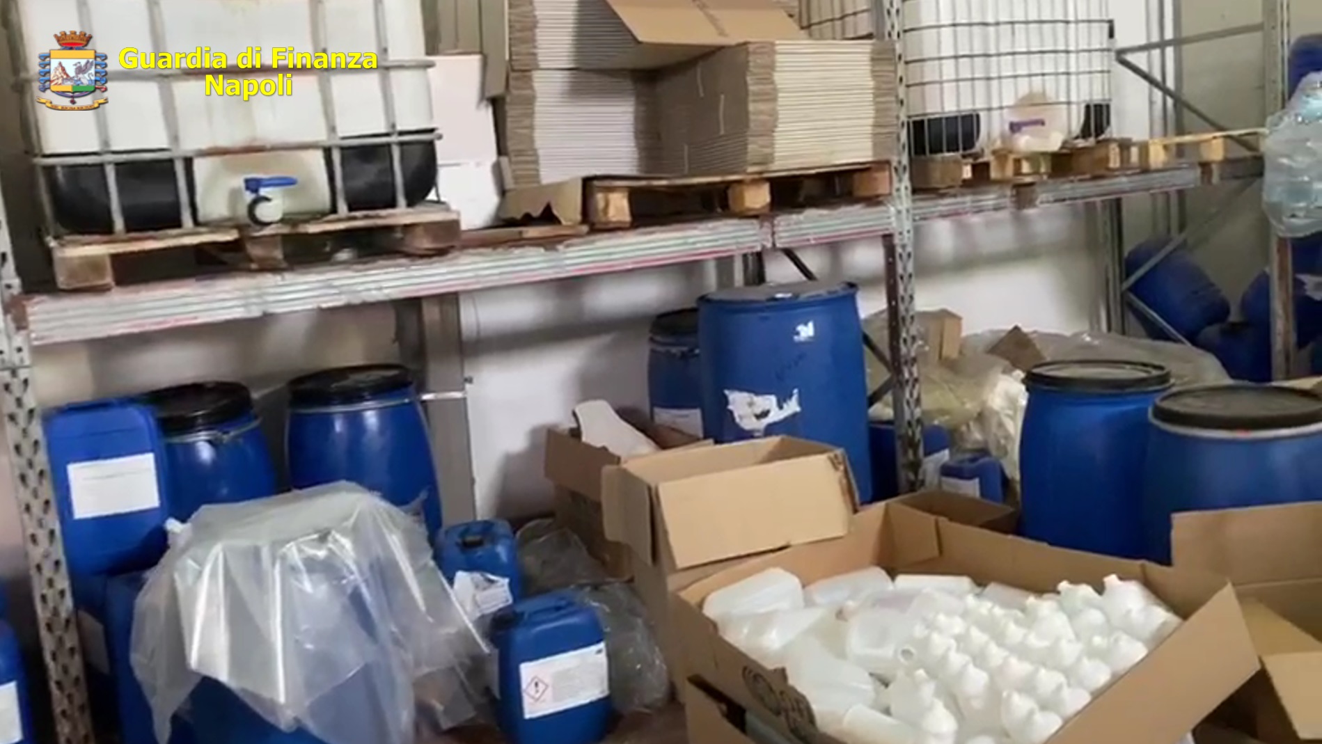 Guardia di finanza sequestra fabbrica a San Giorgio a Cremano: produceva igienizzante fuorilegge