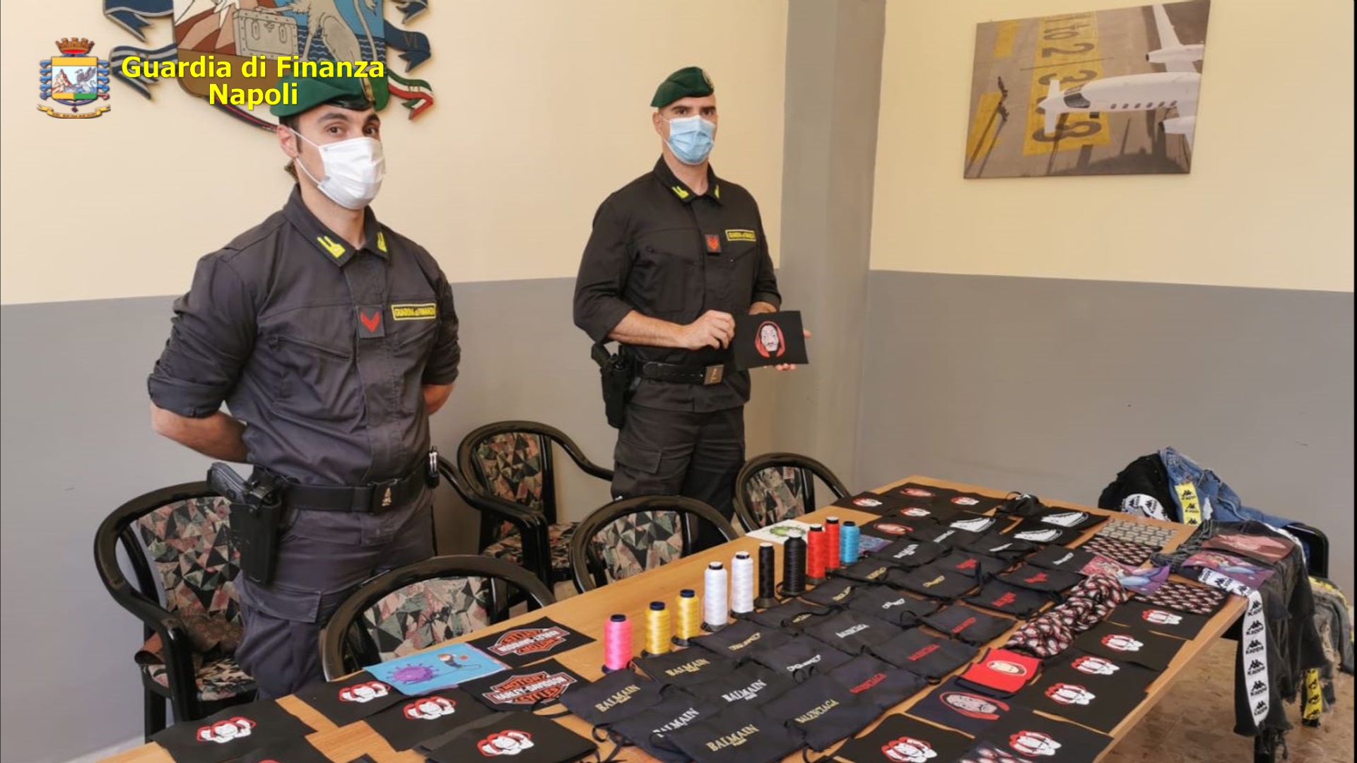 Napoli, finanza sequestra fabbrica mascherine con marchi falsi