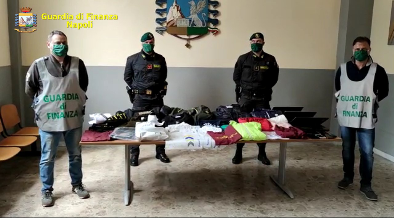 Napoli, Contraffazione: Guardia di finanza sequestra 2 mila capi griffati. Sei persone denunciate