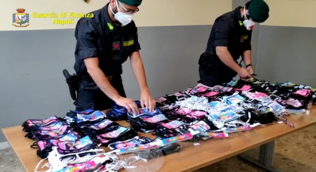 Napoli, sequestrate 2600 mascherine per bambini e 60 mila articoli contraffatti