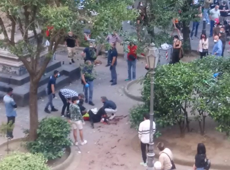 Napoli, accoltellato a piazza Bellini. E’ grave
