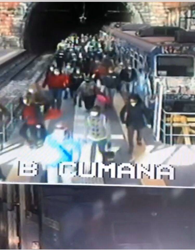 Napoli, passeggeri ammassati sul treno della Cumana