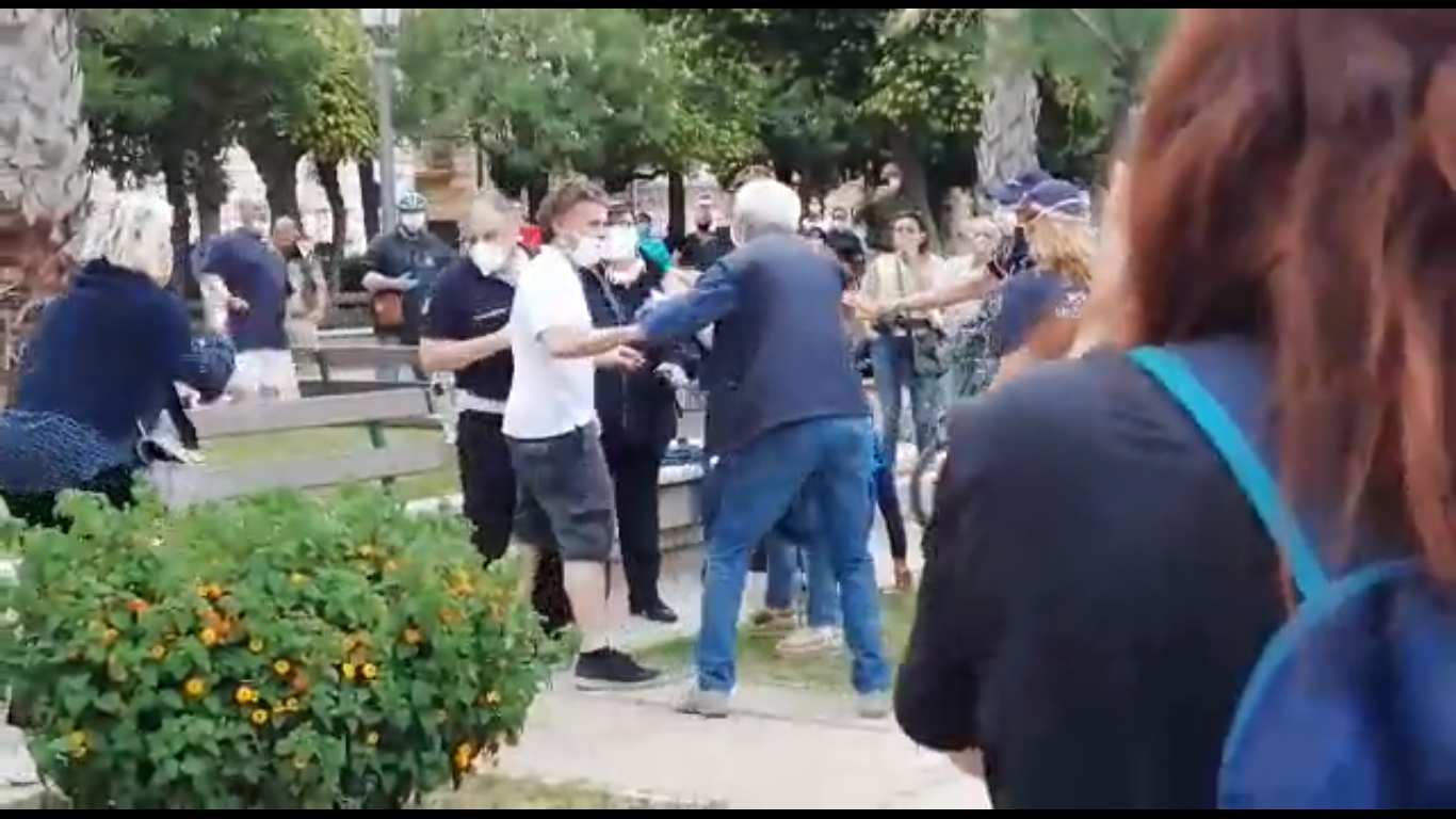 De Luca continua con gli spot elettorali, invoca denunce contro i ribelli del lungomare di Salerno