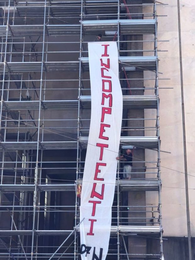 Napoli, 3 disoccupati sulle impalcature:”Istituzioni incompetenti”