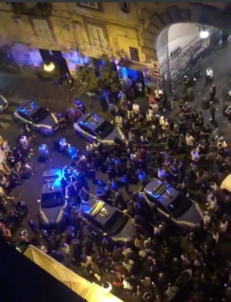 Napoli, tafferugli in piazza Bellini: arrestati tre esponenti dei centri sociali. Oggi udienza di convalida