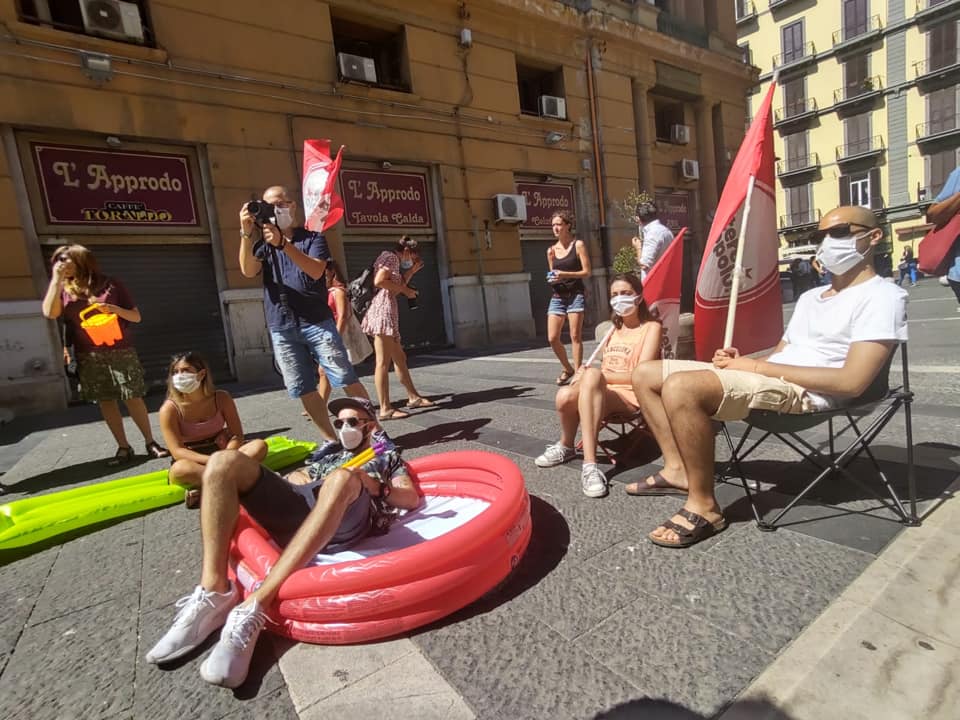 Campania, il mare è un privilegio per pochi. Potere al Popolo in piazza