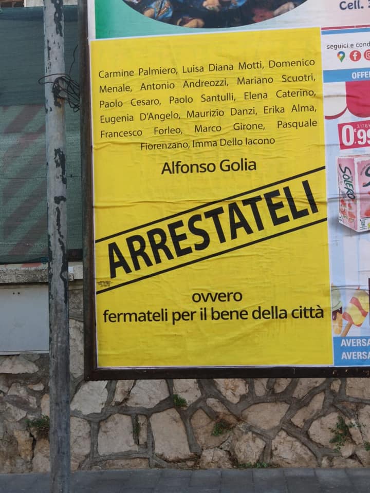 Aversa, ‘arrestateli’: manifesti contro il sindaco e i consiglieri