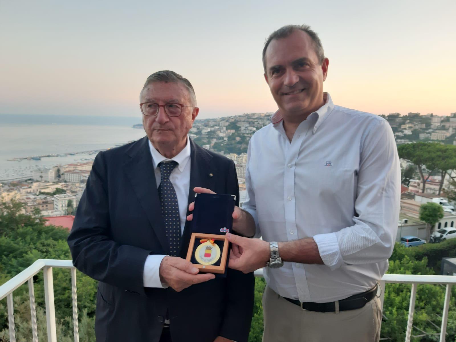 Napoli, de Magistris premia il prof Tarro. Il medico indipendente