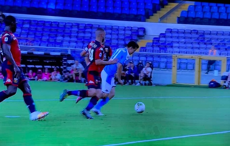 Lozano gela il Genoa, Napoli ok