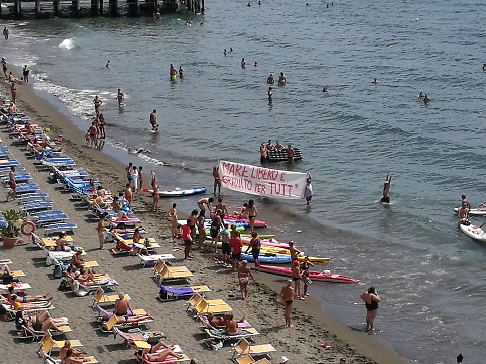Napoli, manifestanti a bordo di 25 canoe: Il mare è di tutti. Stop spiagge gestite dai privati