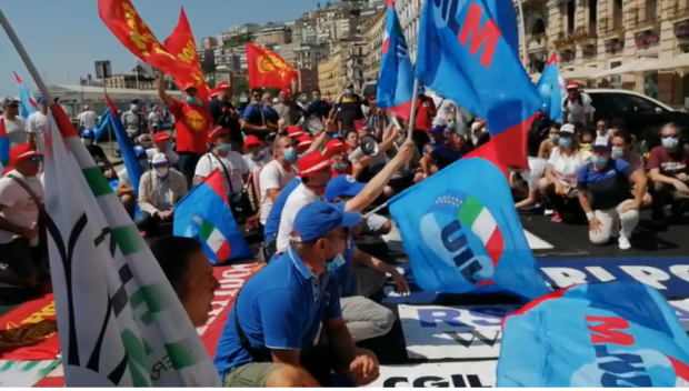 Napoli, operai Whirlpool manifestano davanti consolato americano